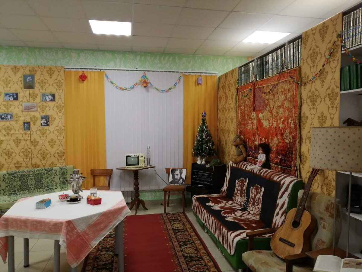 воссоздали гостиную. Никто и не догадается, что за всем этим декором скрывается современная библиотека нового поколения.