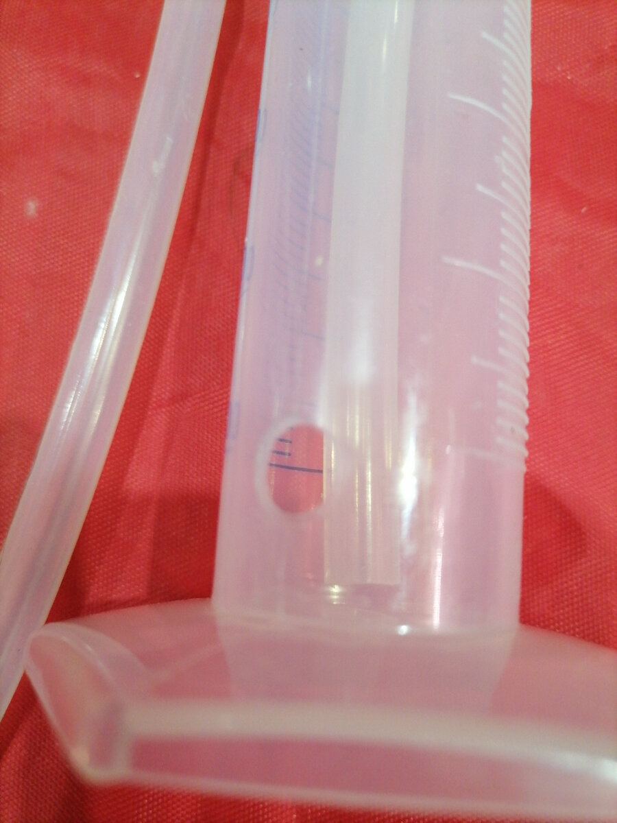 Отверстие 8 мм. Наверху цилиндра и в шприце аналогично.