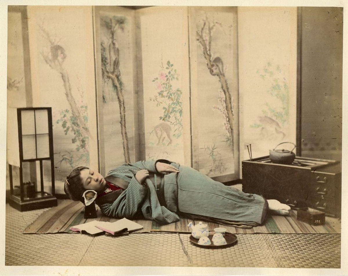Японские спящие девушка. Такамакура гейши подушка. В Японии спят на полу. Комната гейши.