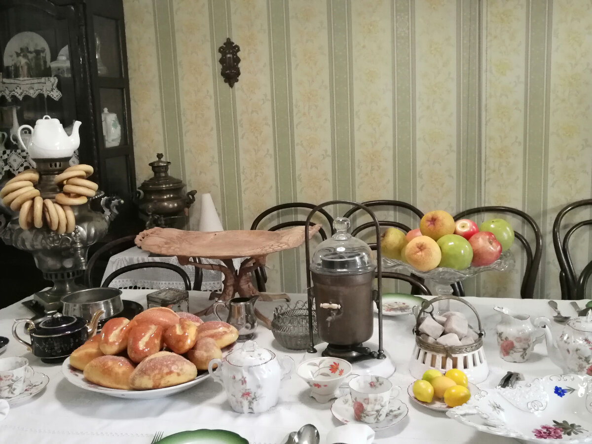 Стол, накрыт к обеду. Дом И. П. Павлова.