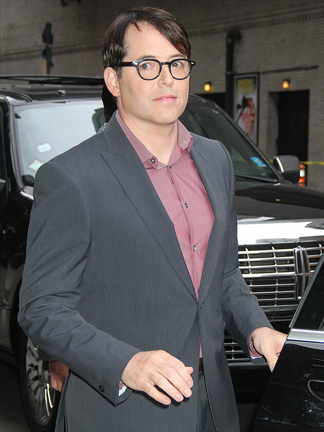 Мэттью Бродерик. Стал виновником аварии, в которой погибли две женщины
В августе 1987 года Мэттью Бродерик отдыхал в Ирландии, где, в отличие от родных для актера Штатов, левостороннее движение. По инерции выехав на встречную полосу, Мэттью  столкнулся с другим автомобилем, обе пассажирки которого - 28-летняя женщина и ее мать - погибли на месте. Вместо реального тюремного срока актера приговорили к штрафу, что вызвало возмущение семьи погибших.  