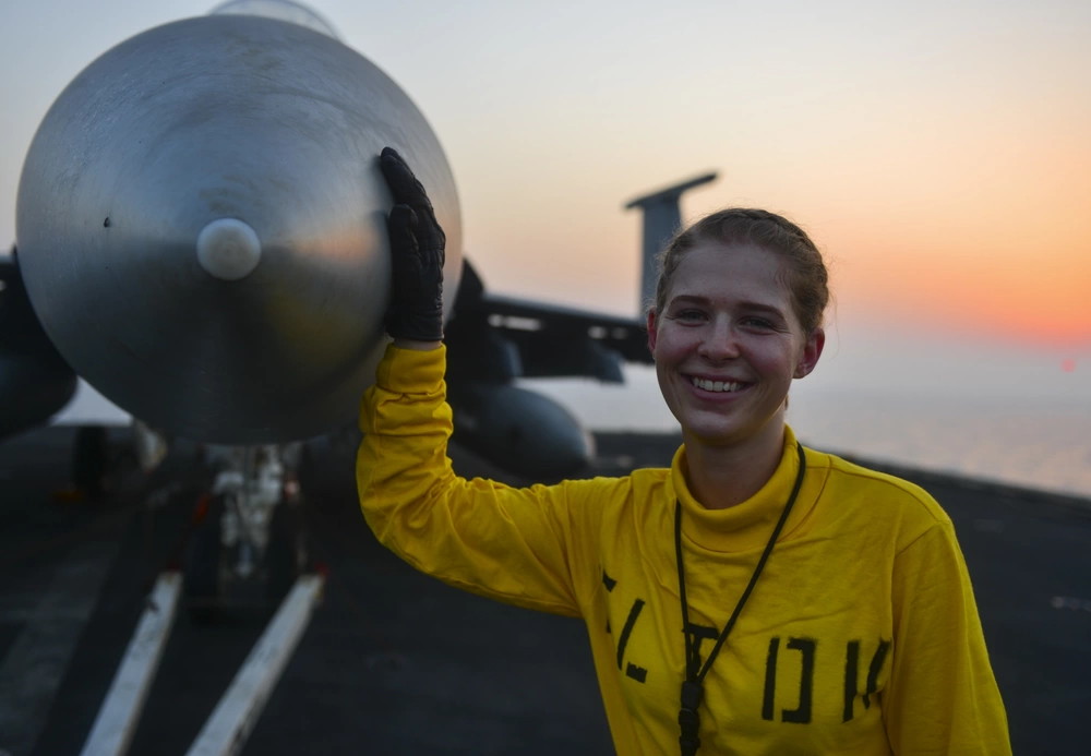 Melanie Cluck на борту авианосца Nimitz, 4 августа 2017 г. Фото: U.S. Navy/Ian Kinkead