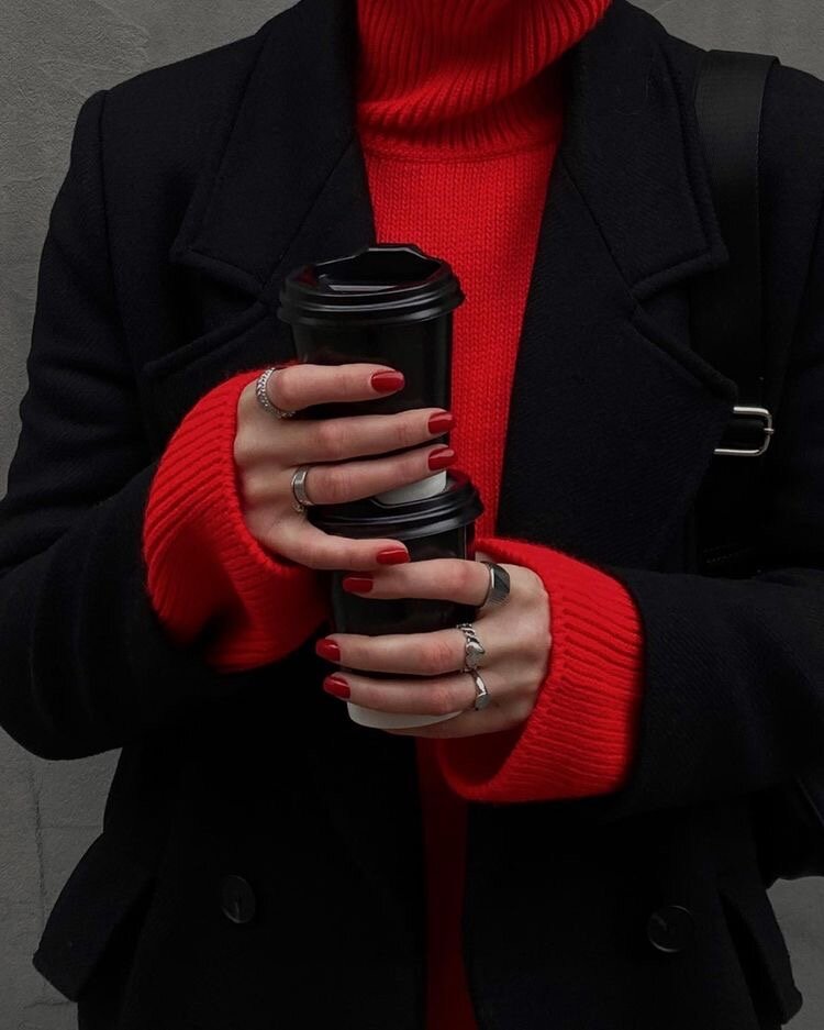 Яркий красный теперь тоже в этой категории. Он уже успел завоевать сердца модниц!