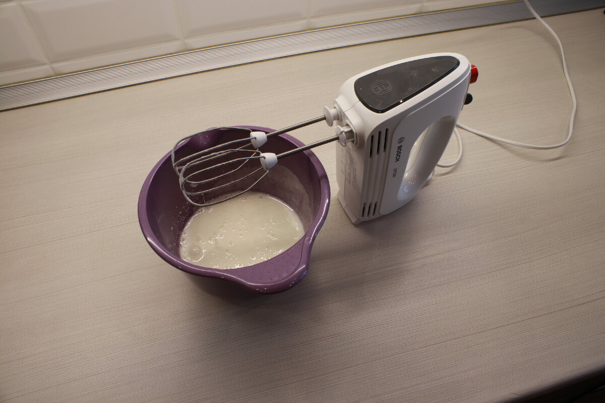 Взбиваем белки с половиной имеющегося сахара до образования устойчивой массы