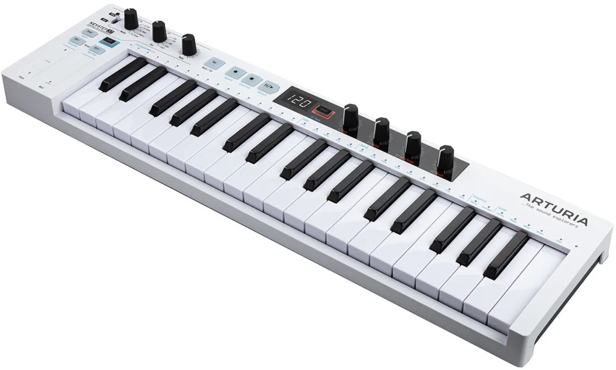 · 37 чувствительных к скорости нажатия мини-клавиш (Slimkey) с послекасанием 64-шаговый секвенсор
· Функциональность аккордов и гамм
· Арпеджиатор
· Светодиодный дисплей
· 4 свободно назначаемых контроллера
· Транспортные кнопки
· Сенсорные полосы для высоты тона и модуляции
· RGB-светодиодная лента
· Размеры (Ш х В х Г): 550 х 35 х 147 мм
· Вес: 1,6 кг
· Включает USB-кабель, адаптер для защиты от замыкания на землю и лицензию Ableton Live Lite (отображается в учетной записи клиента после регистрации).