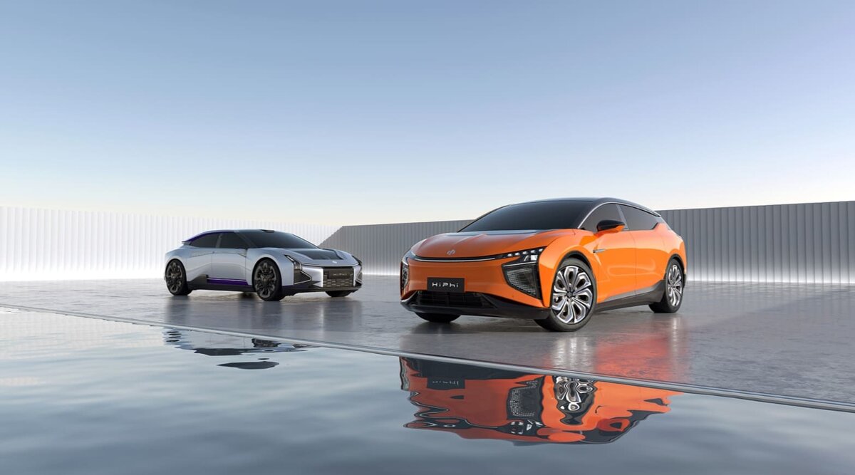 HiPhi X справа, первая серийная модель HiPhi Auto, и HiPhi Z слева