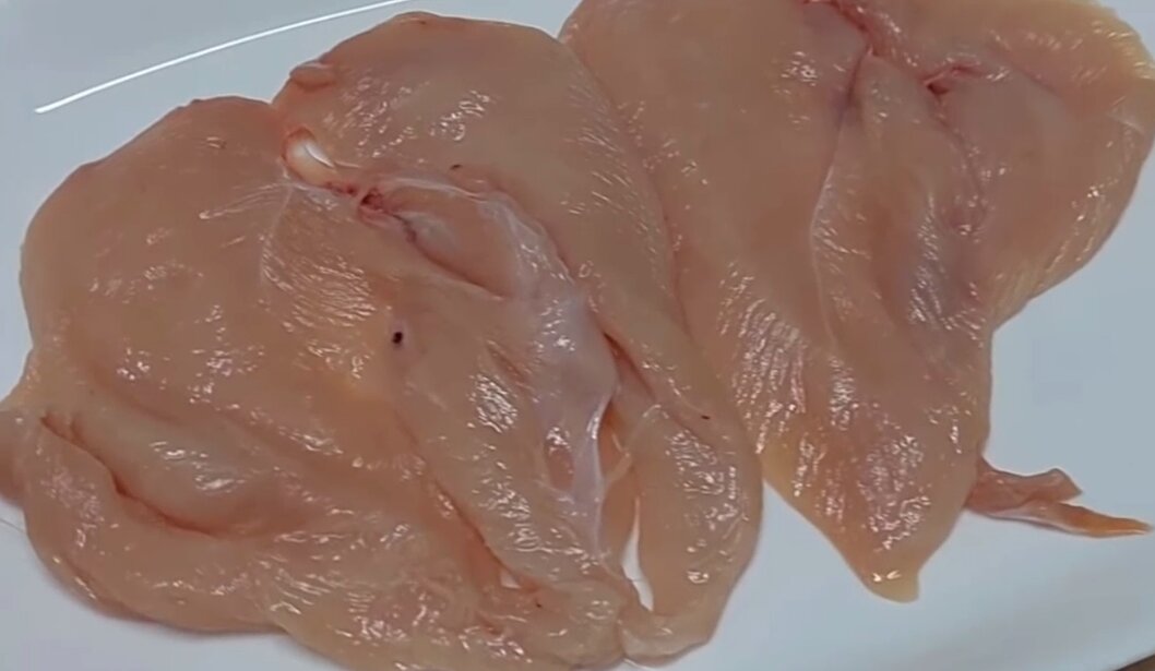 Сегодня готовлю вкуснейшие куриные рулетики. Из одной куриной грудки получается 2 рулетика. Нужно только постараться аккуратно отделить грудку от костей и разрезать поперек таким образом, чтоб не сделать сквозных дыр в мясе. Если же не удается так сделать и дыр достаточно много, то придется сделать рулетики в панировке, но об этом я расскажу в другой публикации.

Итак начинаем)) Куриную грудку разрезаем поперек и обмазываем горчично-масленым маринадом: смешайте специи, соль, 1 ст. ложку горчицы и 3 ст. ложки подсолнечного масла и намажьте получившиеся пласты куриной грудки, сложите их один на один, накройте пленкой и оставьте мариноваться на 30-40 минут. Смотрите в галерее, я постаралась максимально подробно показать этот процесс. 