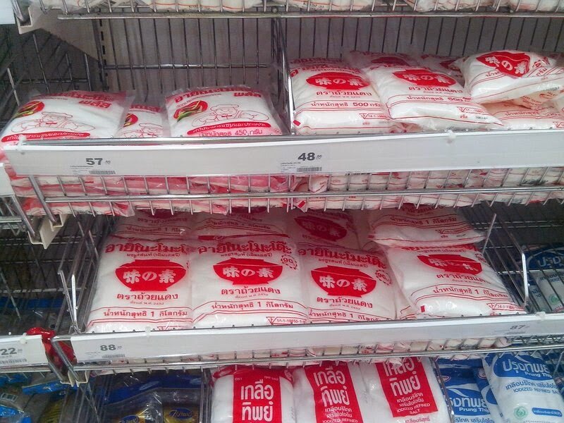 Полки с глутаматом натрия в магазине.