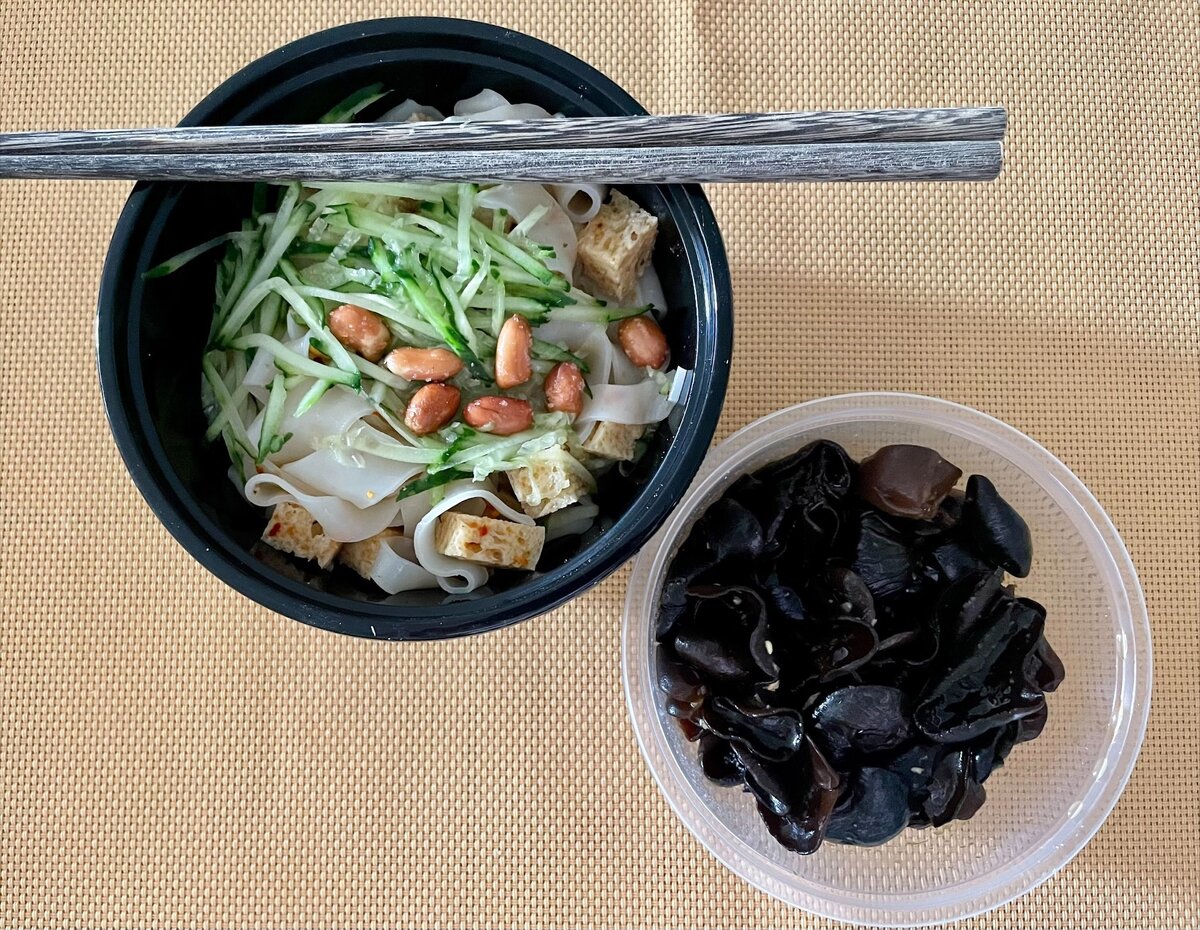 Когда совсем грустно, полезно концентрироваться на самых простых, но доступных вещах: еде, душе, мытье посуды и т.п. Делайте то, что находится в зоне вашего контроля прямо сейчас. 