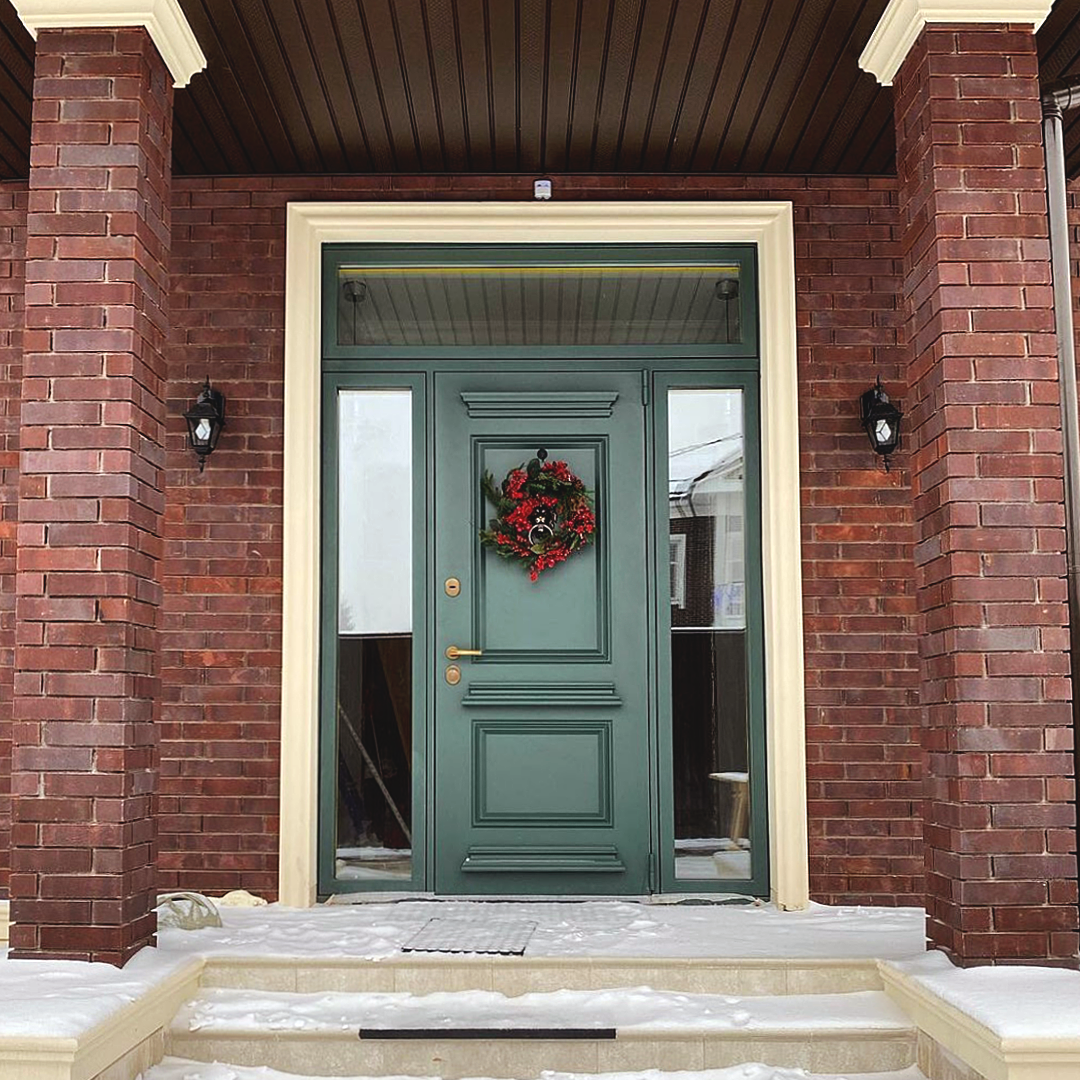 Модель TermoPlus с багетной раскладкой и остекленными фрамугами.