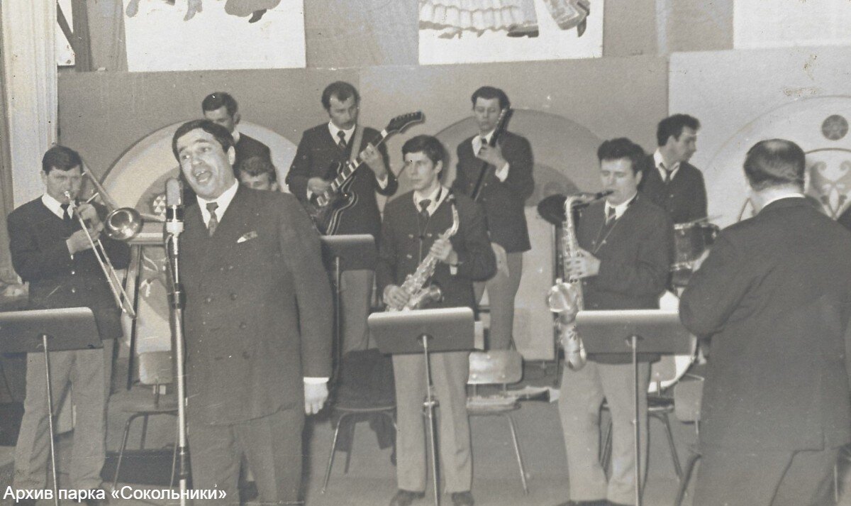 Выступление солиста эстрадного народного оркестра в парке «Сокольники». СССР, Москва, 25 марта 1973 г.