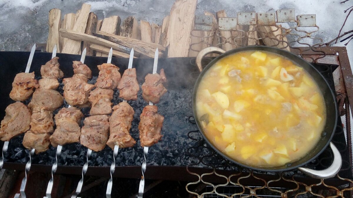 Жарим шашлык, тушим мясо с картофелем в казане на мангале