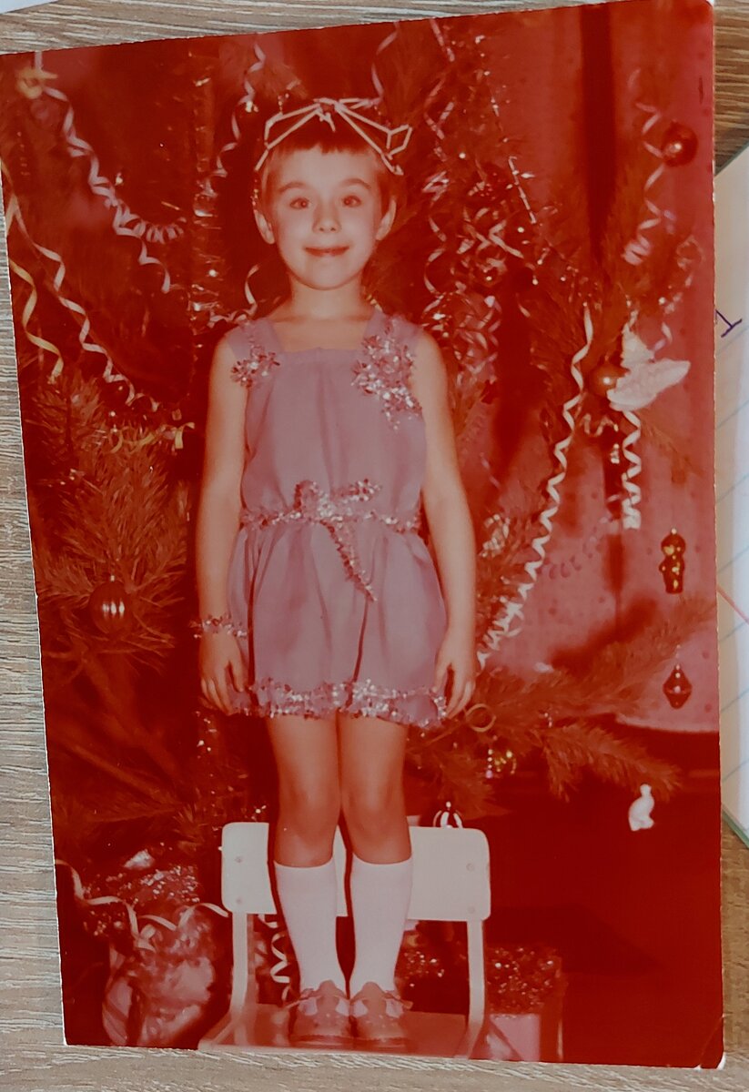 1984 год. Мне 5 лет. Обычное детство советского ребёнка. А вас ставили на стульчик у ёлки? ;) А этот костюм снежинки мне мама сшила сама. Ночью, ибо днём университет, потом приготовить, постирать, убрать...