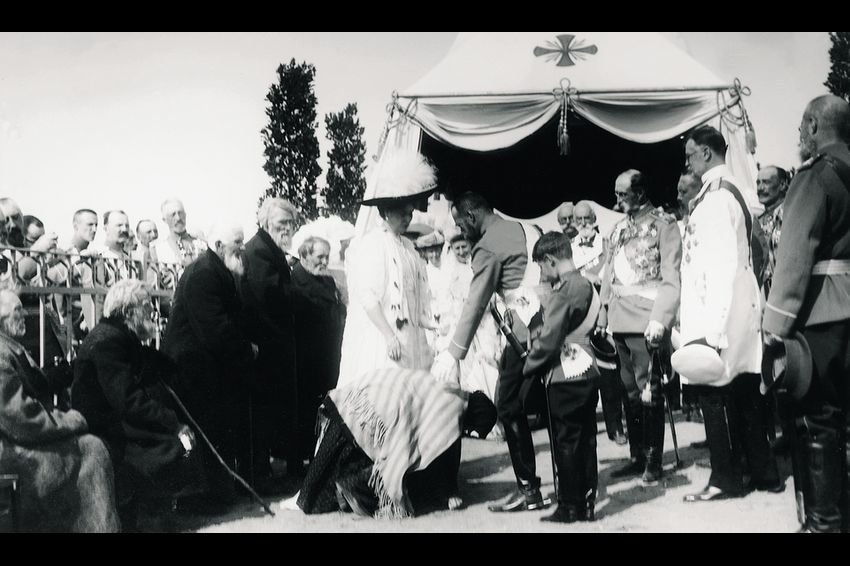 Ветеранам даже было разрешено сидеть в присутствии царя. Но, как видим, все равно многие встали! А та самая старуха, помнящая Наполеона, даже в ноги бросилась!