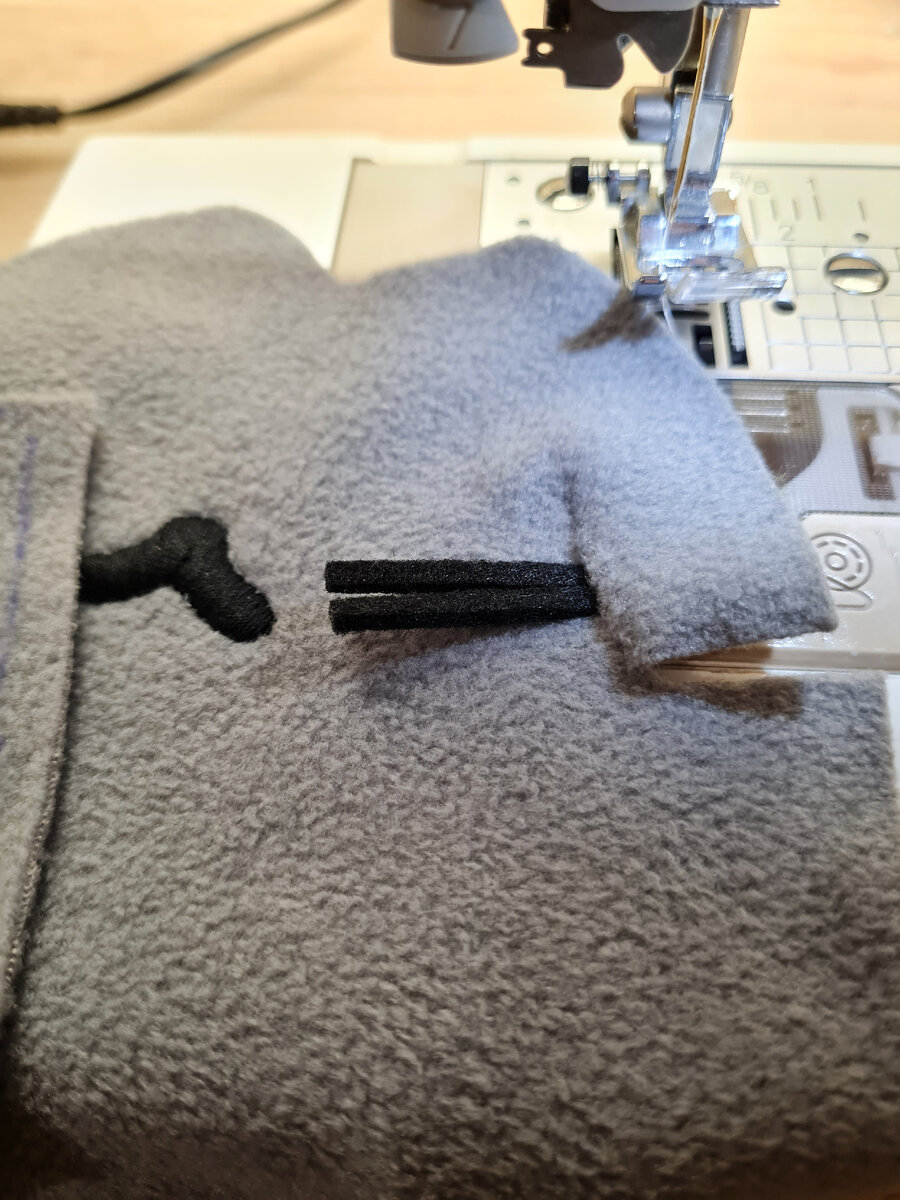 Усы - очень важно)) Я стараюсь их если не привалять, то пришить. Самый компанейский материал для флиса - это фетр. И здесь он 3,5 мм толщиной!