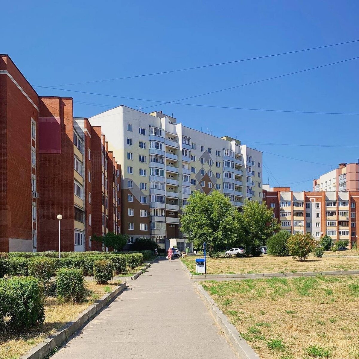 Монолитные дявятиэтажки соединенные пятиэтажными кирпичными корпусами