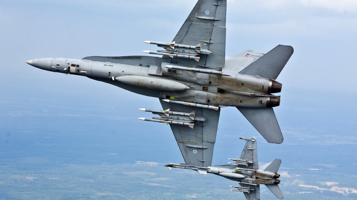 F-18 ВВС Финляндии. Планируется закупка 64 самолетов F-35. Это выходит далеко за рамки Парижского договора. Кроме того, у Финляндии один из мощнейших в Европе парк артиллерийского вооружения. Фото из откр. источников  
