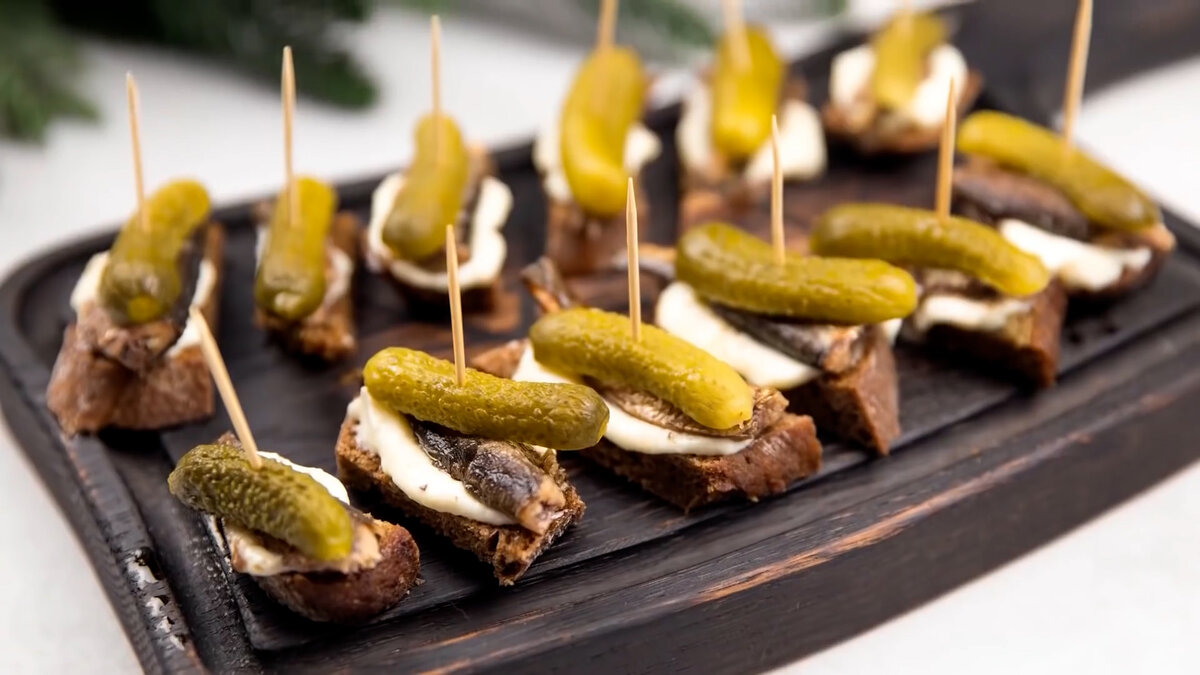 канапе со шпротами на шпажках. брускетта со шпротами. бутерброды со шпротами на праздничный. бутерброды со шпротами на п. бутерброды со шпротами на шпажках.