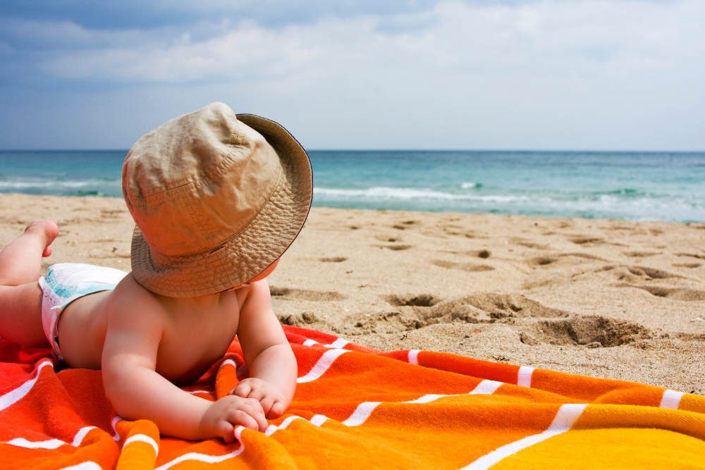 Море песок ребенок. Ребенок в пледе. Дети на море. Маленькие дети на море. Малыш на пляже.