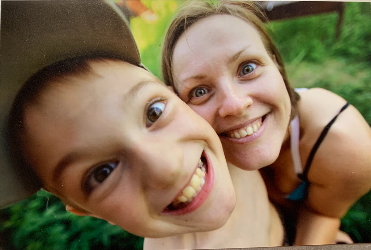 Мы с Макаром изображаем диких голодных зверей. Рррррррр! 🐗 Фото мужа автора 