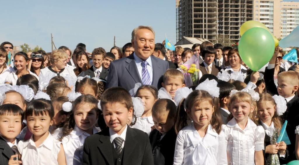 "Дедушка нации" в окружении детей - типичный для любого диктатора пропагандистский образ "народной любви" (изображение: https://akorda.kz/upload/pictures/12125_original.jpg)