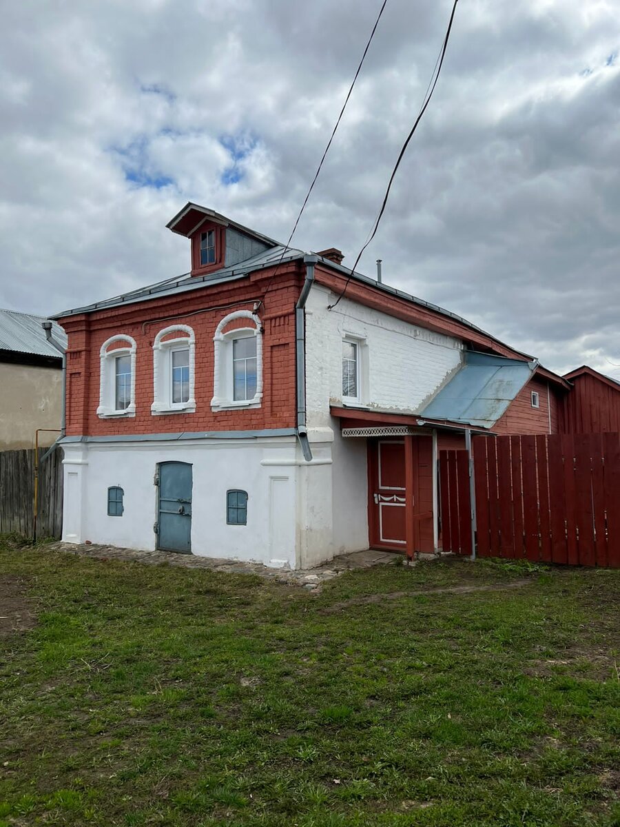 Дом предков моей жены в деревне под Суздалем. Задний двор выходит на реку Нерль, знаменитую храмом Покрова на Нерли. В понимании «РО» - предки жены - нищеброды, переехавшие в Москву ради бесплатного жилья … 
