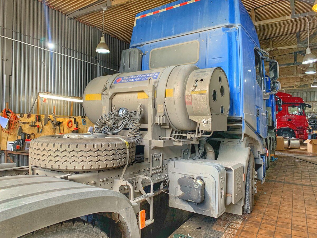 Седельный тягач HONGYAN на замене КПП. 