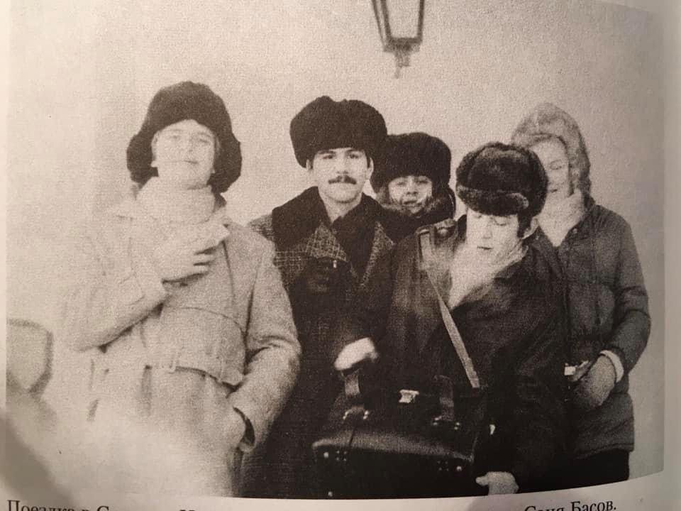 На фото на переднем плане Саня Басов с кинематографическим кофром. А сзади моя башка тоже с сигареткой маячит. Зимы были такие, что без меховых шапок никак.