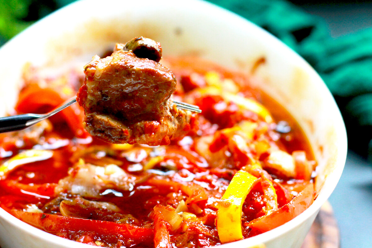 Ребрышки, запеченные с овощами в остром соусе, от Елены Некрасовой: https://t.me/urbanistka_vl