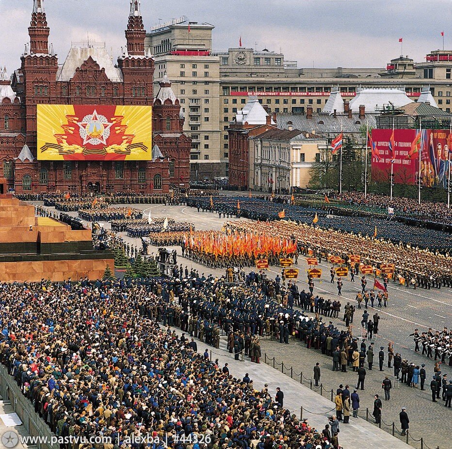 Лет победы в москве. Парад Победы 1985 года на красной площади в Москве. Парад Победы 1985 красная площадь. Парад 1985 года в Москве. Парад Победы в 1985 году в Москве.