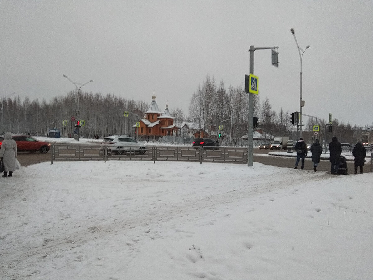 Вот тот самый перекрёсток год спустя. В вечернее время вид иной. И дорога справа, в обход церкви, упирается в забор больничного комплекса.