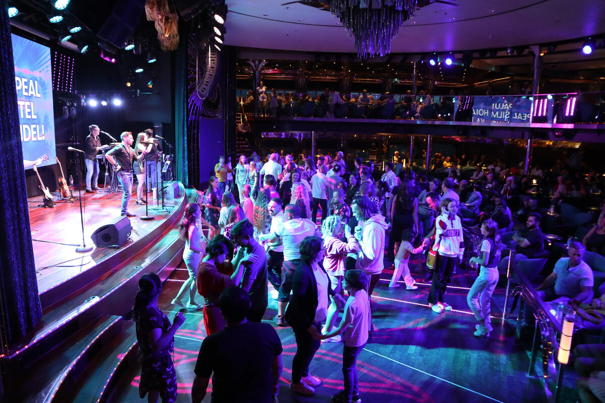 Гигантский дискобар на воде! Как выглядит изнутри десятипалубный паром из Стокгольма в Таллин