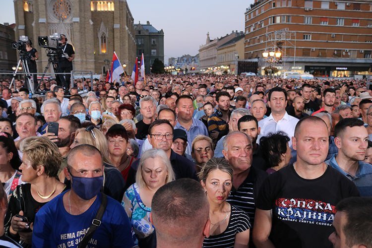 На митинге в Нови Саде. Люди отдали дань памяти жертвам одной из крупнейших этнических чисток после Второй мировой войны на просторах Европы – хорватской операции «Буря».
