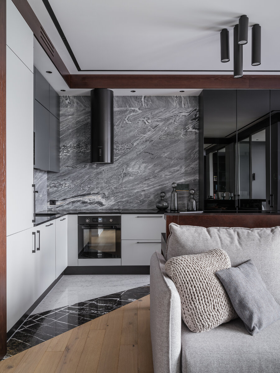 Пол у кухни выделен мрамором под углом двумя цветами. Ни в одном интерьере я такого не видела! А вы?