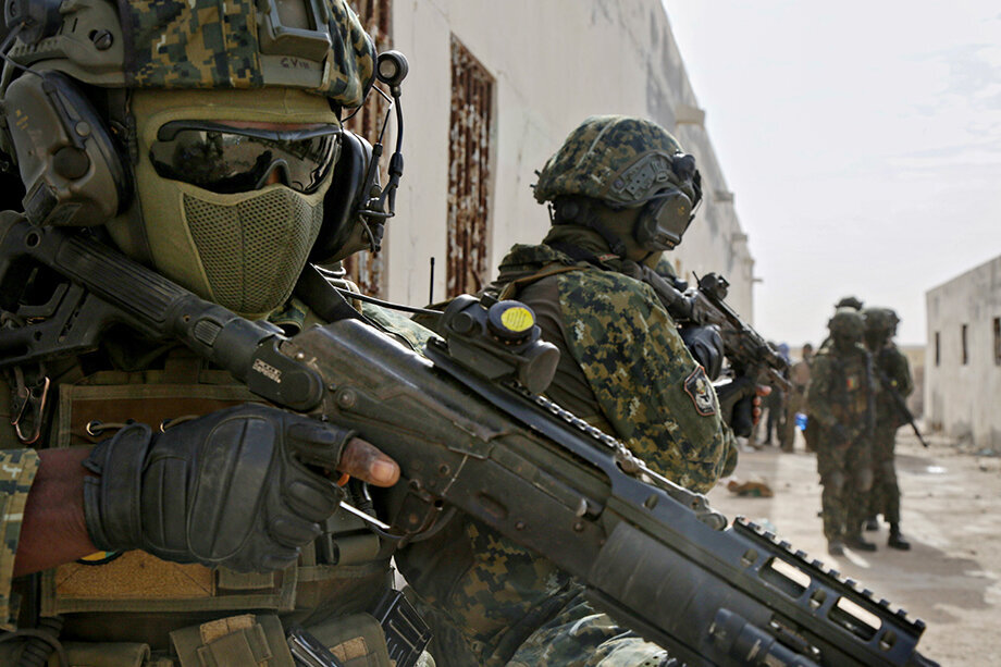 В обязанности сотрудника-инструктора входит предоставление местному МВД указаний по развитию и реформированию спецподразделений, а также тесное сотрудничество в этом направлении с правительством Украины. Фото: ZUMA/TASS