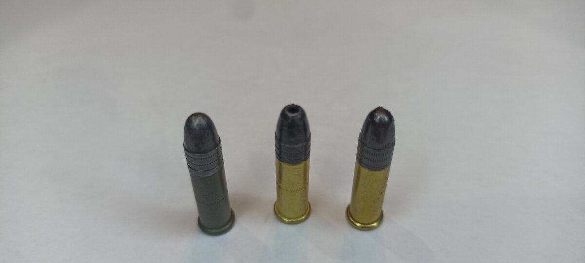 Слева направо: охотник 370 сплошная пуля, стальная гильза, охотник 410 экспансивная пуля, латунная гильза, sk biathlon