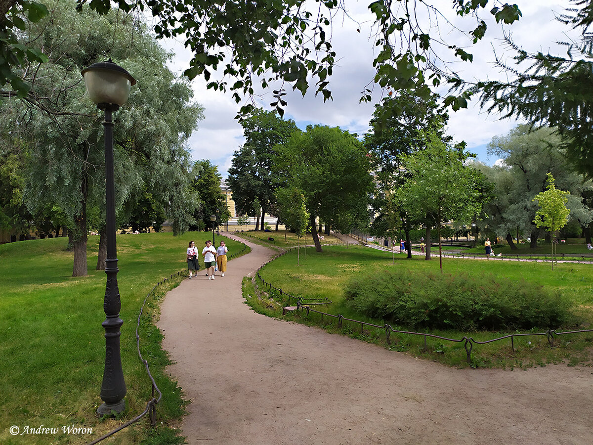 Одна из аллей Юсуповского сада