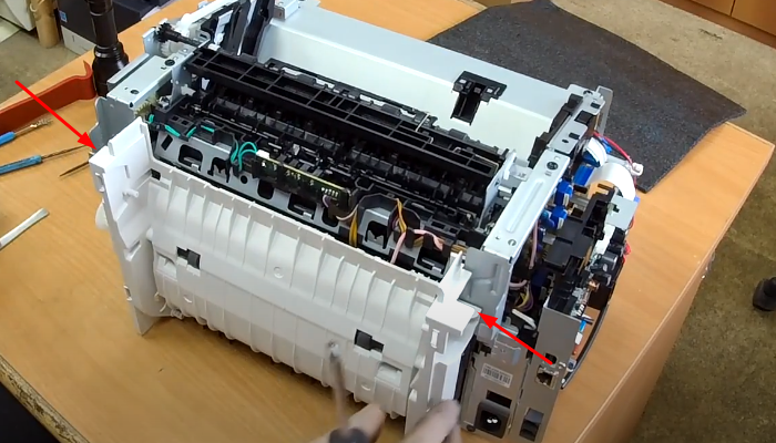 Фото 87. Ось ролика захвата бумаги зажатая в тиски