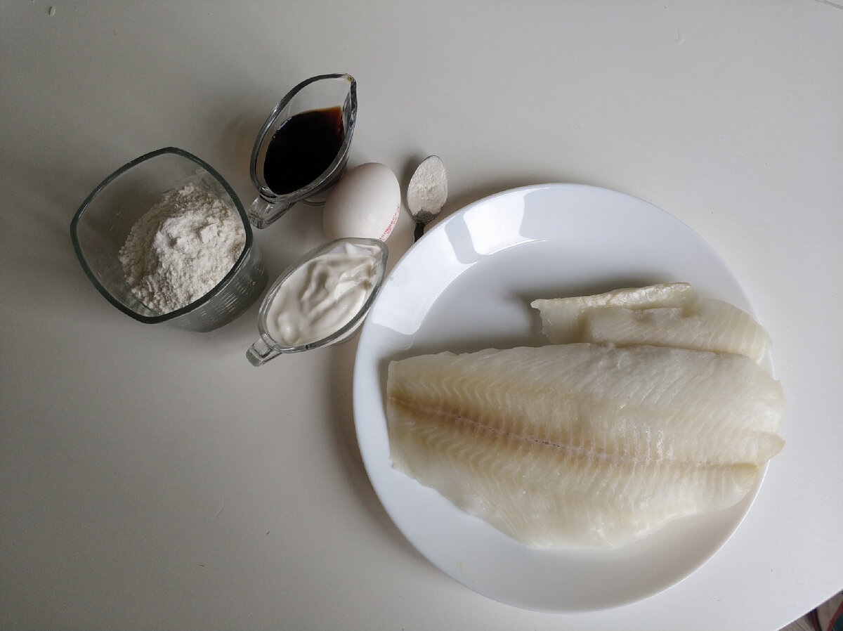 Филе любой рыбы 500 гр (на фото палтус), яйцо 1 шт, сметана 40 г, соевый соус 30 мл, мука 100 гр, разрыхлитель 5 гр