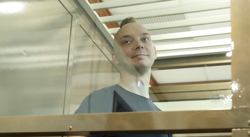 Журналиста Ивана Сафронова приговорили к 22 годам колонии за «госизмену», хотя все «разглашённые им секретные сведения», как следует из опубликованного изданием «Проект» обвинительного заключения по делу, легко найти в открытом доступе (фото: «Известия») 