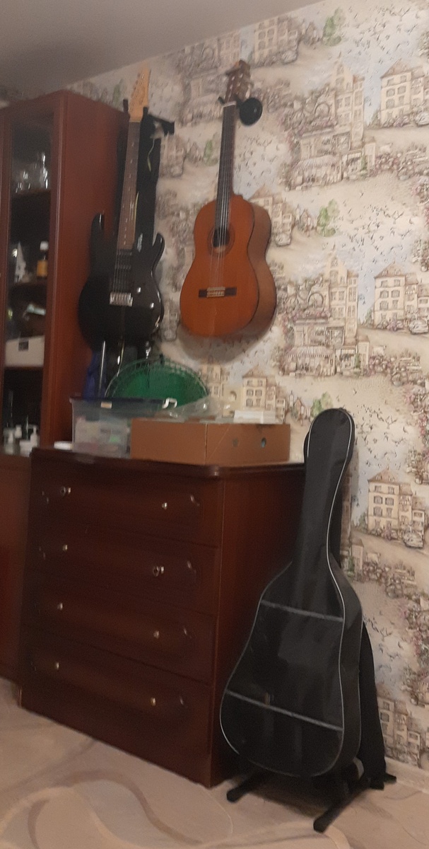 Он так хотел разместить свои гитары на стене