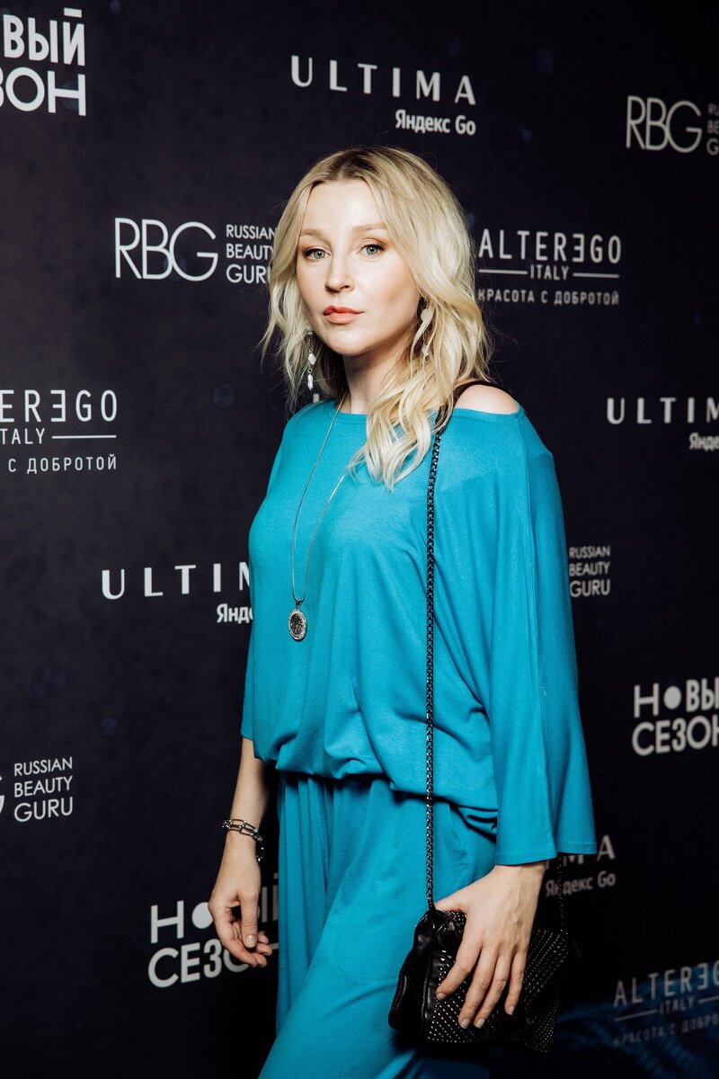    Ольга Медынич в бирюзовом комбинезонеПресс-служба фестиваля «Новый сезон»