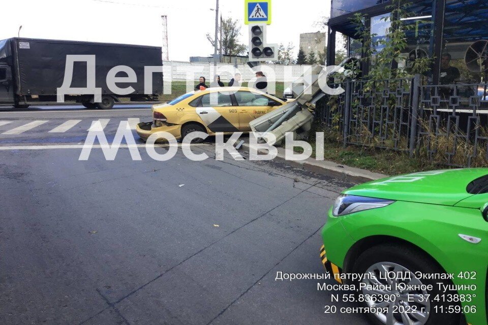     Таксист сбил дорожный знак и влетел в строение в Москве на Проходном проезде  Департамент транспорта Москвы