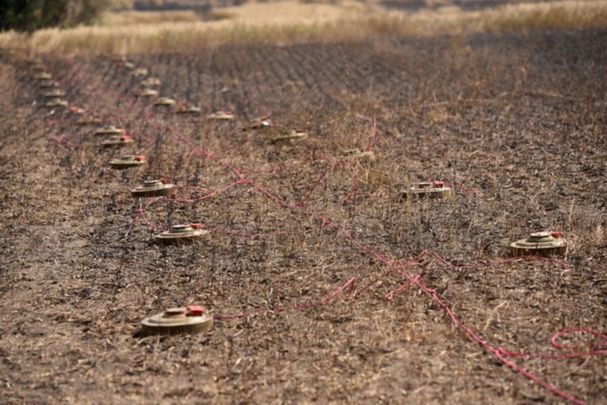 Мины, обнаруженные в окрестностях аэропорта, решили взорвать на поле