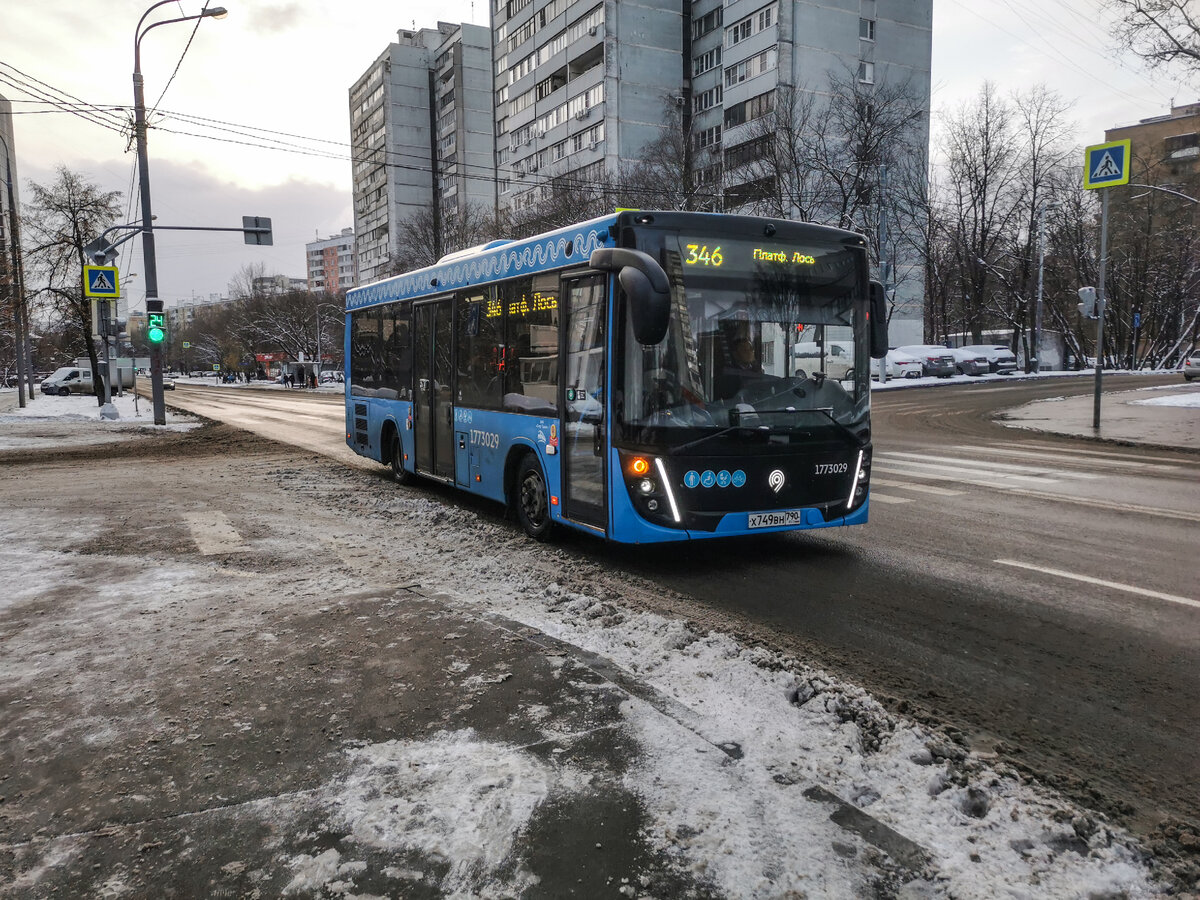 Автобусы у остановки 