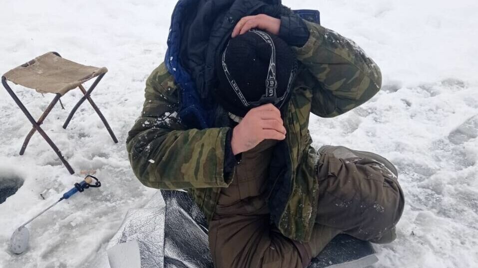     Накануне днем, 28 ноября, на реке Вятка мужчина уснул на льду. Это сильно напугало очевидцев, которые не могли подойти к нему из-за многочисленных промоин и полыньи. Подробности сообщили в пресс-службе Главного управления МЧС России по Татарстану.