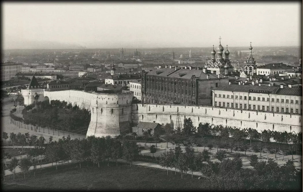 Панорама Китай-города в Москве, 1887 год. Слева Варварские ворота, в центре Гранёная (Многогранная) башня. Источник: сайт www.pastvu.com