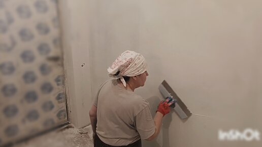 Штукатурка стен новичку. Шпатлевать. Как шпаклевать стены своими руками видео новичку. Работа в Москве шпаклёвка.