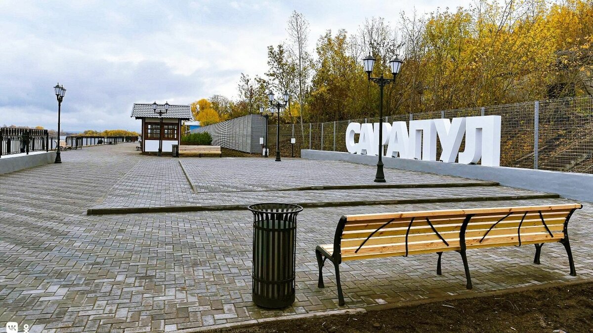     Прокуратура Сарапула начала проверку по фактам несвоевременной оплаты субподрядчику работ по городскому благоустройству. В то же время в руководстве генерального подрядчика — ООО «Элмонт» — утверждают, что работы были проавансированы, однако выполнены некачественно.