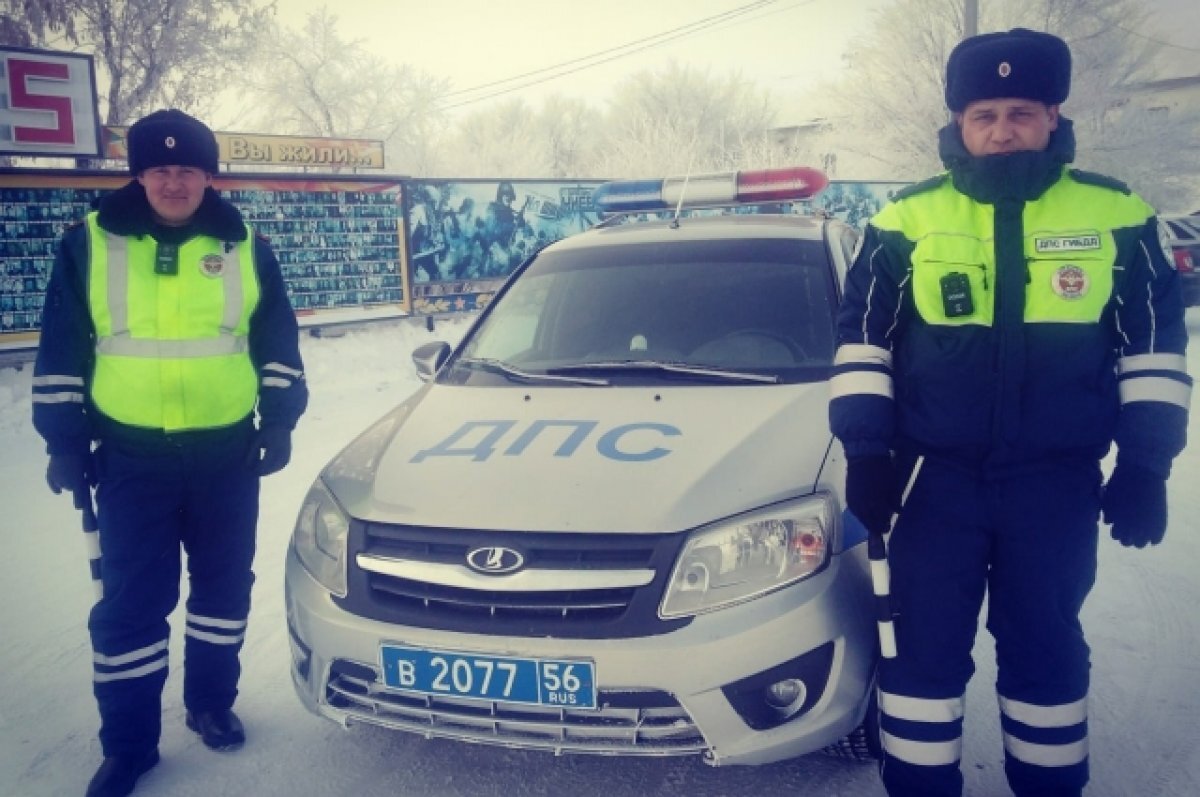    В Адамовском районе сотрудники ГАИ вытащили машину с семьей из кювета.